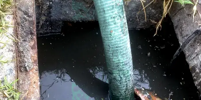 Manguera de succión durante limpieza de fosa séptica